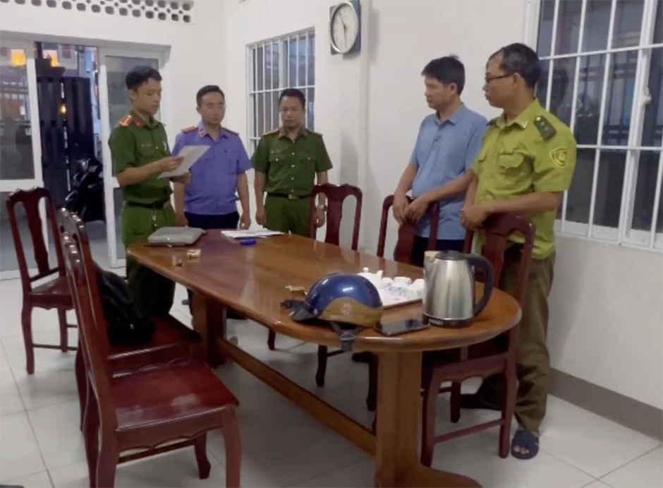 Vụ trạm trưởng kiểm lâm 'mật báo' cho chủ cơ sở vi phạm: Thêm nhiều cán bộ bị khởi tố Vụ trạm trưởng kiểm lâm 'mật báo' cho chủ cơ sở vi phạm: Thêm nhiều cán bộ bị khởi tố