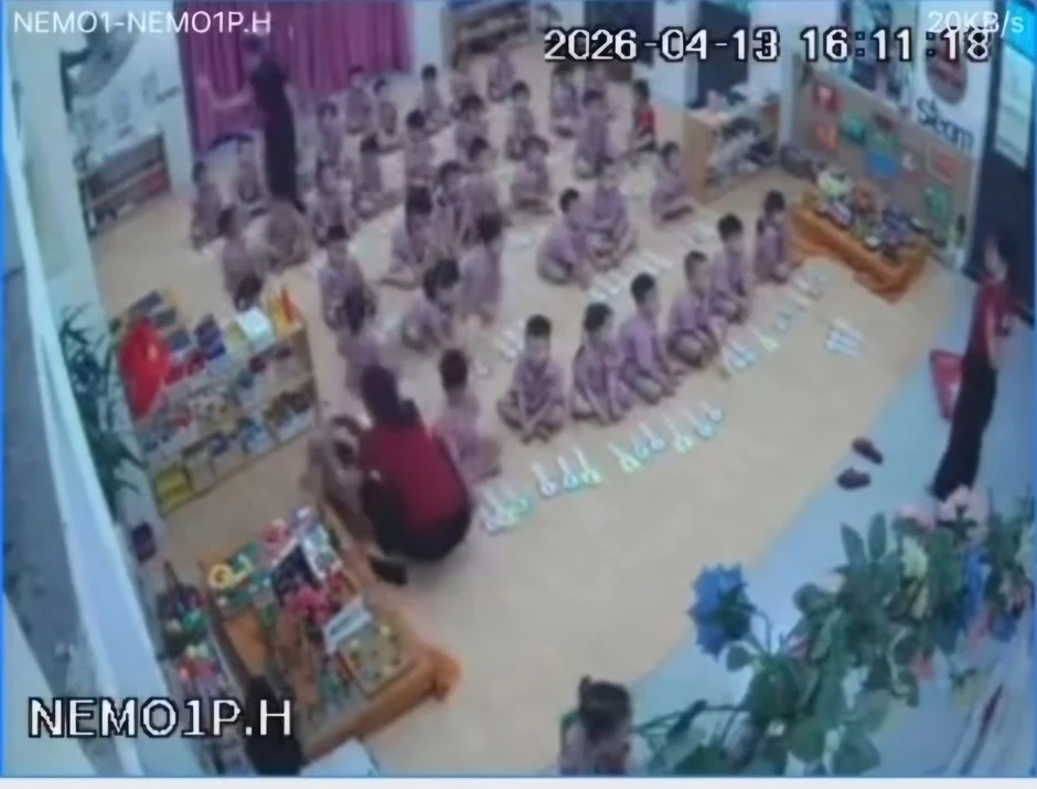 Vụ trẻ mầm non nghi bị bạo hành: Tạm đình chỉ cô giáo có “tác động” vào đầu cháu bé Vụ trẻ mầm non nghi bị bạo hành: Tạm đình chỉ cô giáo có “tác động” vào đầu cháu bé