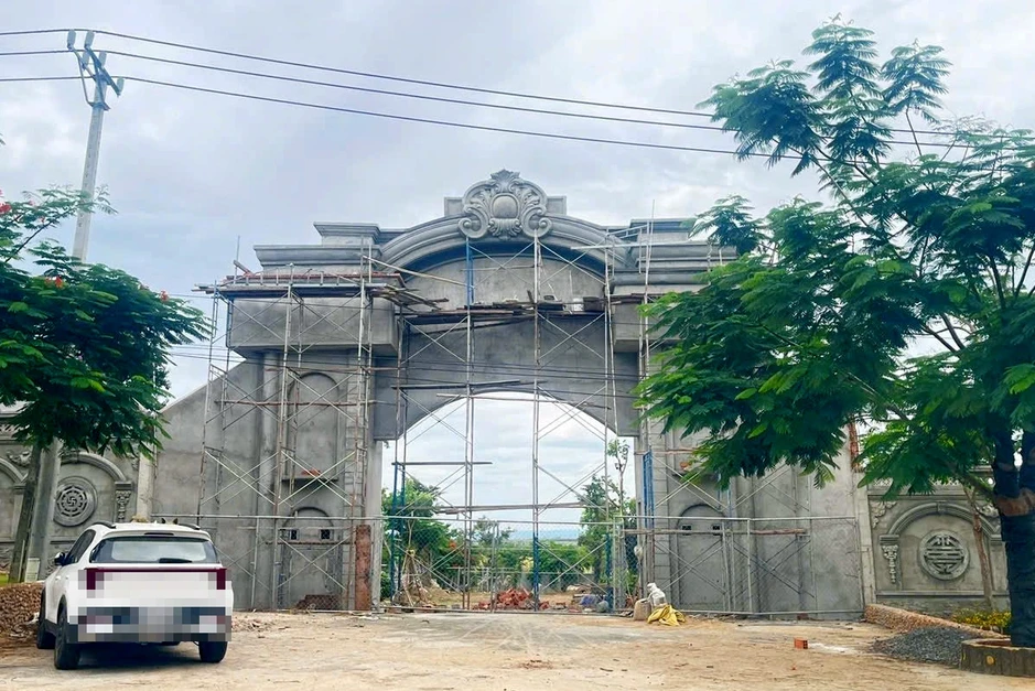 Vụ xây cổng hoành tráng lấn hành lang quốc lộ: Ấn định thời hạn tháo dỡ Vụ xây cổng hoành tráng lấn hành lang quốc lộ: Ấn định thời hạn tháo dỡ