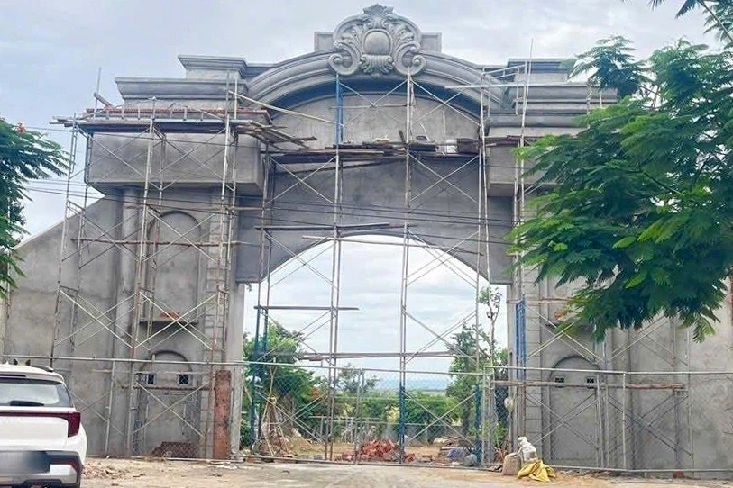 Vụ xây cổng hoành tráng lấn hành lang quốc lộ: Vận động người dân tháo dỡ Vụ xây cổng hoành tráng lấn hành lang quốc lộ: Vận động người dân tháo dỡ