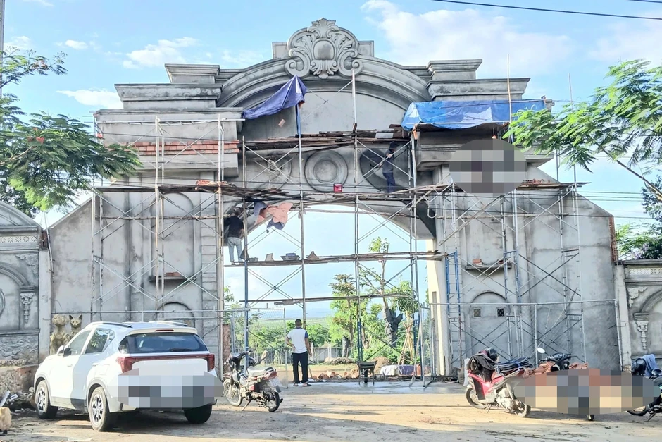 Vụ xây cổng hoành tráng lấn hành lang quốc lộ: Vi phạm kéo dài từ năm 2024 Vụ xây cổng hoành tráng lấn hành lang quốc lộ: Vi phạm kéo dài từ năm 2024