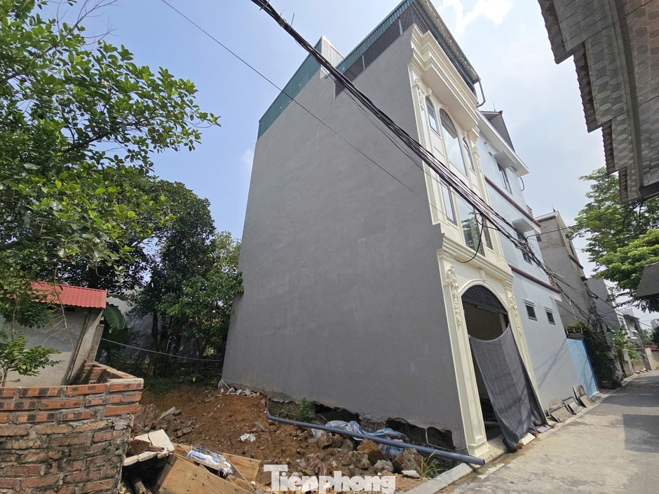 Vụ xây nhầm nhà 3 tầng sang đất hàng xóm: Cận cảnh màn 'chuyển nhà' hy hữu Vụ xây nhầm nhà 3 tầng sang đất hàng xóm: Cận cảnh màn 'chuyển nhà' hy hữu
