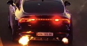 Vụ xe con phun lửa khi đang lưu thông: Tài xế vi phạm 5 hành vi