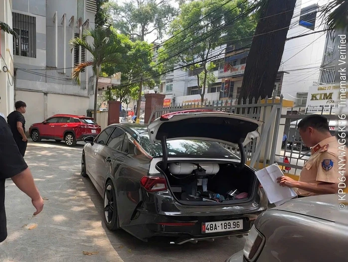 Vụ xe con phun lửa khi đang lưu thông: Tài xế vi phạm 5 hành vi