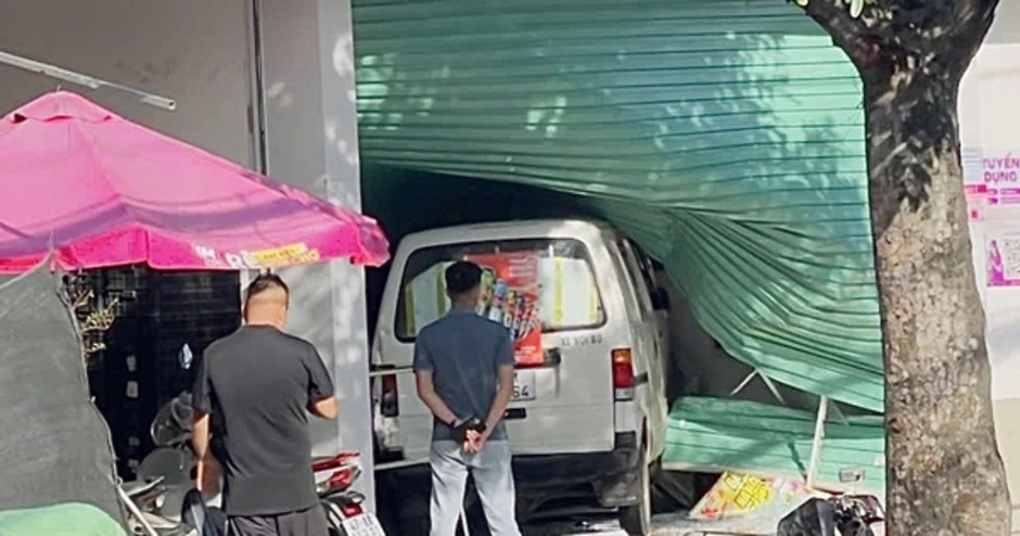 Vụ xe van tông cửa cuốn siêu thị mini ở TPHCM: Không có thiệt hại nghiêm trọng Vụ xe van tông cửa cuốn siêu thị mini ở TPHCM: Không có thiệt hại nghiêm trọng
