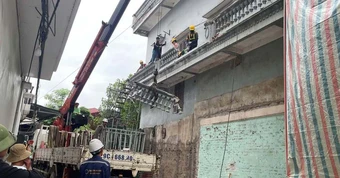 Vụ xịt nước vào thợ xây nhà hàng xóm: Cưỡng chế phá dỡ ban công vi phạm