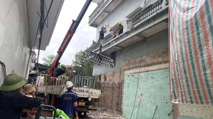 Vụ xịt nước vào thợ xây nhà hàng xóm: Cưỡng chế phá dỡ ban công vi phạm Vụ xịt nước vào thợ xây nhà hàng xóm: Cưỡng chế phá dỡ ban công vi phạm
