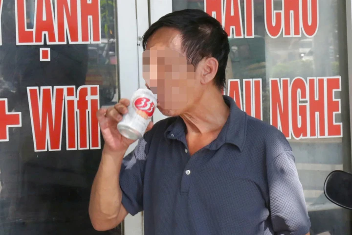 Vừa bị phạt 9 triệu đồng, tài xế ‘ma men’ lại mua bia uống tiếp Vừa bị phạt 9 triệu đồng, tài xế ‘ma men’ lại mua bia uống tiếp