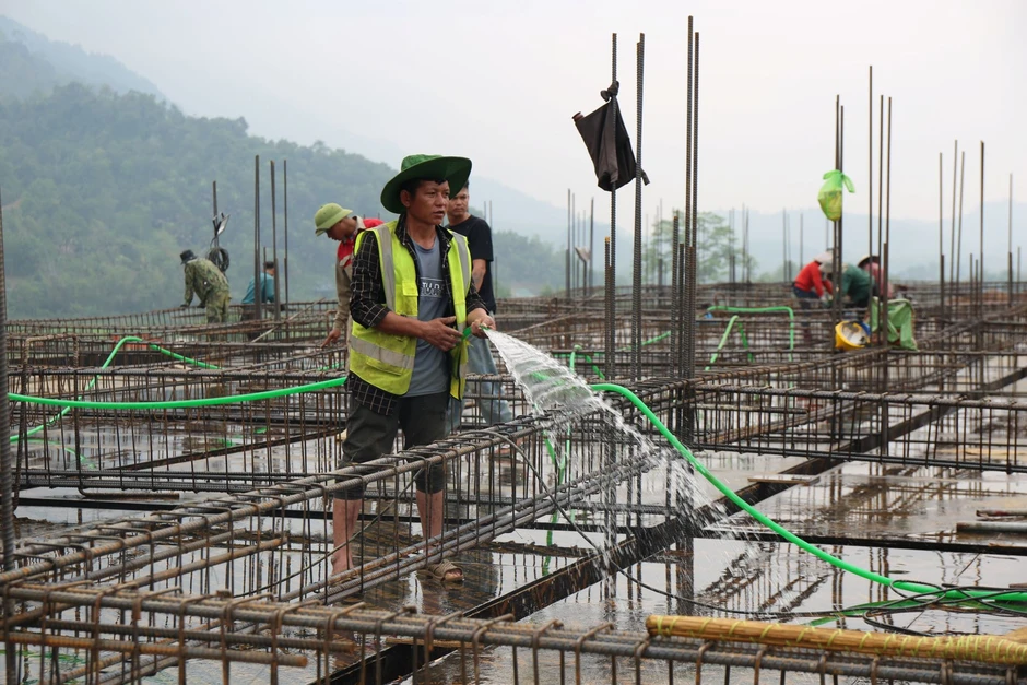 Vùng biên Nghệ An dốc sức tăng ca xây trường nội trú trước mùa khai giảng Vùng biên Nghệ An dốc sức tăng ca xây trường nội trú trước mùa khai giảng