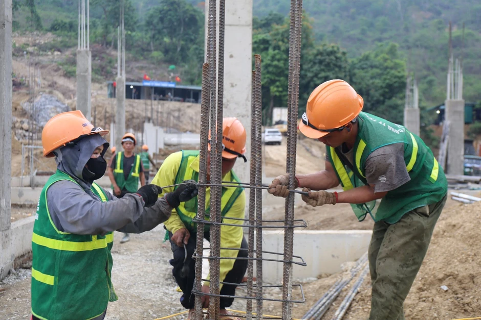 Vùng biên Nghệ An dốc sức tăng ca xây trường nội trú trước mùa khai giảng Vùng biên Nghệ An dốc sức tăng ca xây trường nội trú trước mùa khai giảng