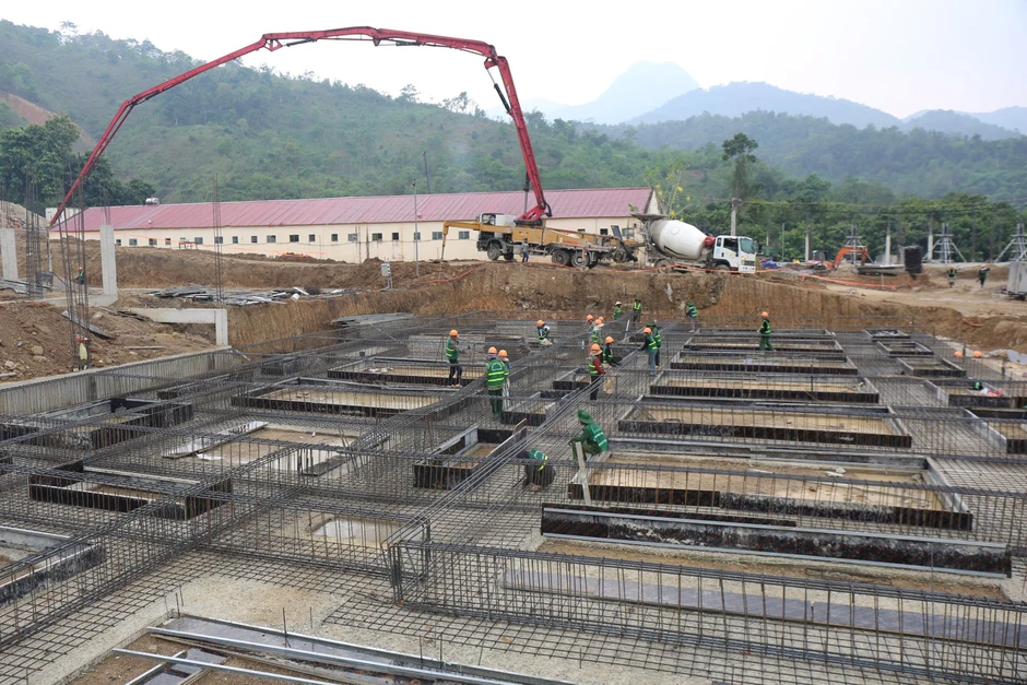 Vùng biên Nghệ An dốc sức tăng ca xây trường nội trú trước mùa khai giảng Vùng biên Nghệ An dốc sức tăng ca xây trường nội trú trước mùa khai giảng
