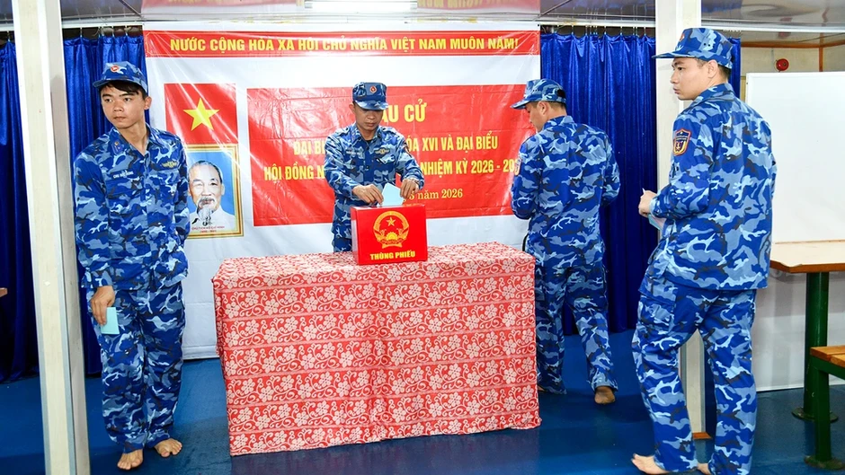 Vùng Cảnh sát biển 4 hoàn thành bầu cử trên biển và đất liền