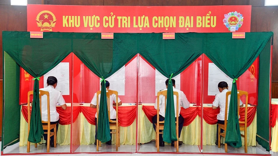 Vùng Cảnh sát biển 4 hoàn thành bầu cử trên biển và đất liền