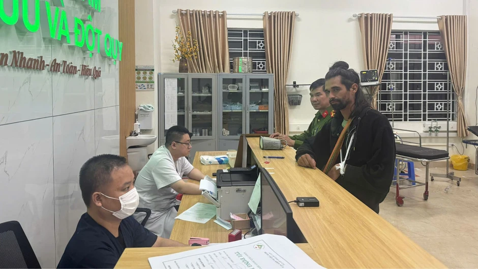 Vượt 100km trong đêm, công an đưa du khách nước ngoài đi cấp cứu Vượt 100km trong đêm, công an đưa du khách nước ngoài đi cấp cứu
