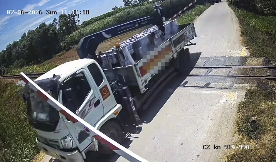 Vượt rào chắn đường sắt, tài xế đối diện mức phạt 42 triệu, tước bằng lái Vượt rào chắn đường sắt, tài xế đối diện mức phạt 42 triệu, tước bằng lái