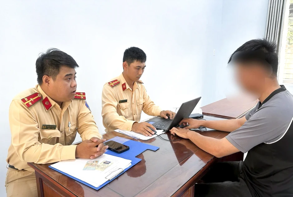 Vượt rào chắn đường sắt, tài xế đối diện mức phạt 42 triệu, tước bằng lái Vượt rào chắn đường sắt, tài xế đối diện mức phạt 42 triệu, tước bằng lái