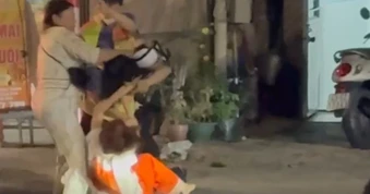 Vượt rào chắn tàu hỏa, còn hành hung nhân viên đường sắt