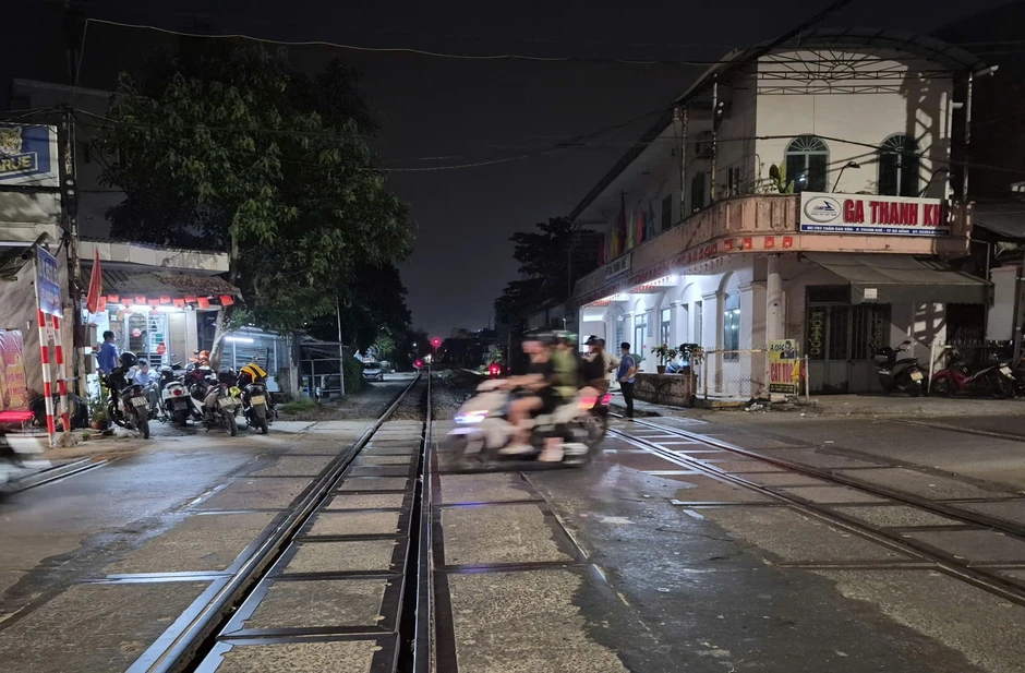 Vượt rào chắn tàu hỏa, còn hành hung nhân viên đường sắt Vượt rào chắn tàu hỏa, còn hành hung nhân viên đường sắt