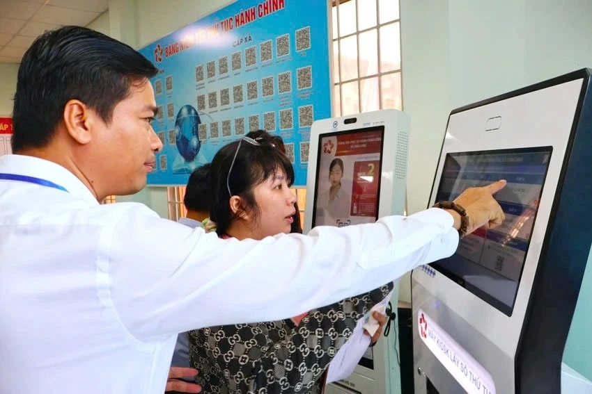Xã đầu tiên ở Tây Ninh đưa robot, AI phục vụ người dân ngoài giờ hành chính Xã đầu tiên ở Tây Ninh đưa robot, AI phục vụ người dân ngoài giờ hành chính