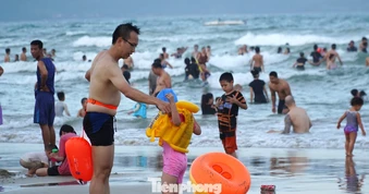 Xả rác vô tội vạ ở bãi biển Đà Nẵng