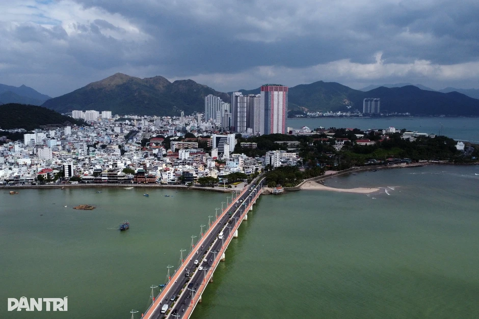 Xác định nguyên nhân dòng nước đen ngòm chảy ra bãi biển Bắc Nha Trang