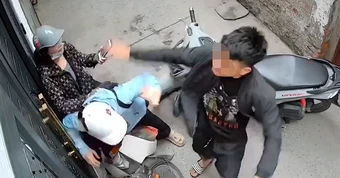Xác minh clip nam thanh niên chặn đánh 2 người phụ nữ trong ngõ nhỏ ở Hà Nội