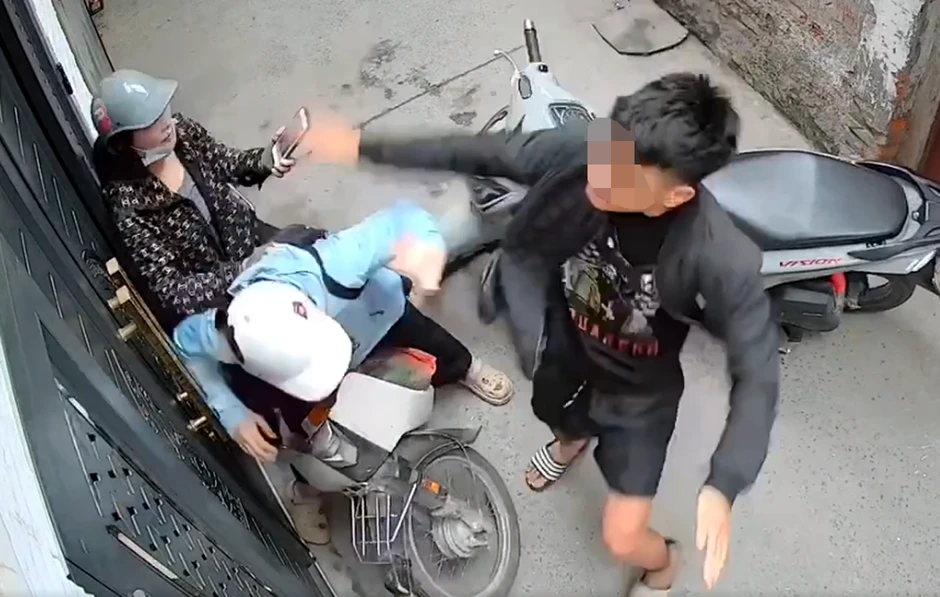 Xác minh clip nam thanh niên chặn đánh 2 người phụ nữ trong ngõ nhỏ ở Hà Nội Xác minh clip nam thanh niên chặn đánh 2 người phụ nữ trong ngõ nhỏ ở Hà Nội