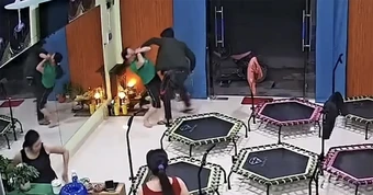 Xác minh clip người đàn ông bịt mặt xông vào phòng tập giật dây chuyền phụ nữ