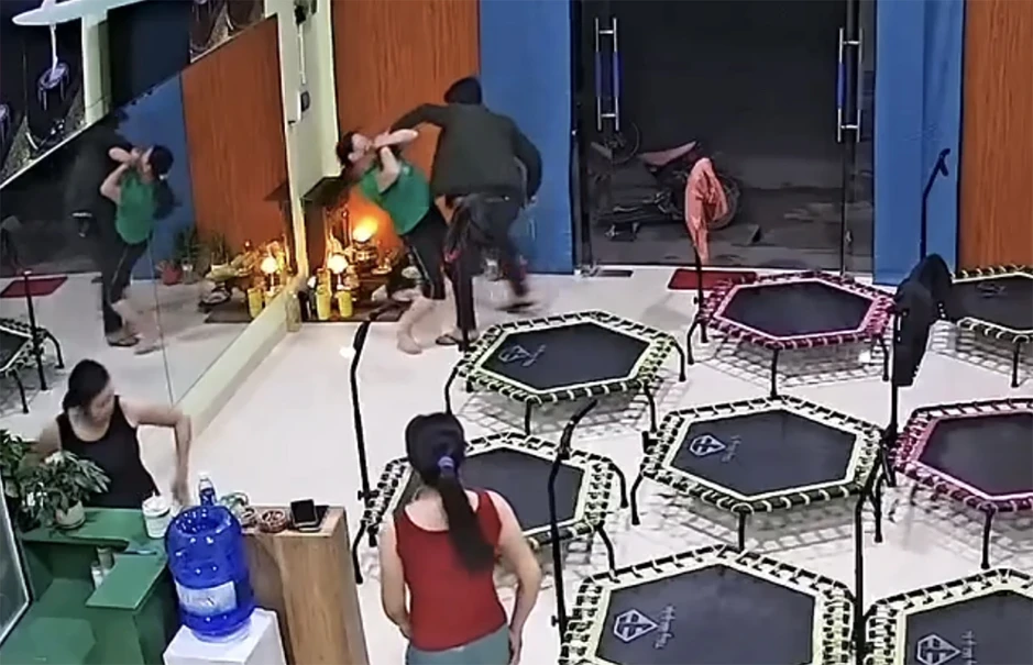 Xác minh clip người đàn ông bịt mặt xông vào phòng tập giật dây chuyền phụ nữ Xác minh clip người đàn ông bịt mặt xông vào phòng tập giật dây chuyền phụ nữ