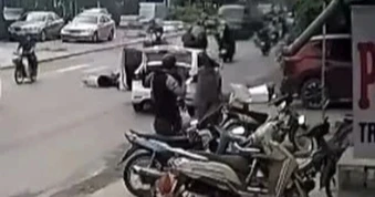Xác minh clip người đàn ông mở cửa ô tô làm ngã người đi xe máy