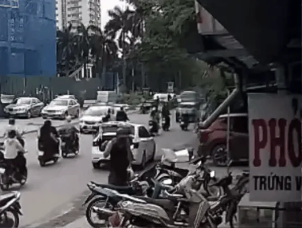 Xác minh clip người đàn ông mở cửa ô tô làm ngã người đi xe máy Xác minh clip người đàn ông mở cửa ô tô làm ngã người đi xe máy