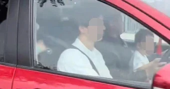 Xác minh clip người đàn ông vừa lái ô tô vừa ôm trẻ nhỏ trên đường ở Hà Nội