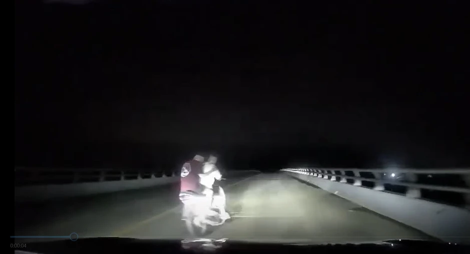 Xác minh clip nhóm thanh niên đi xe máy chặn đầu ô tô trong đêm