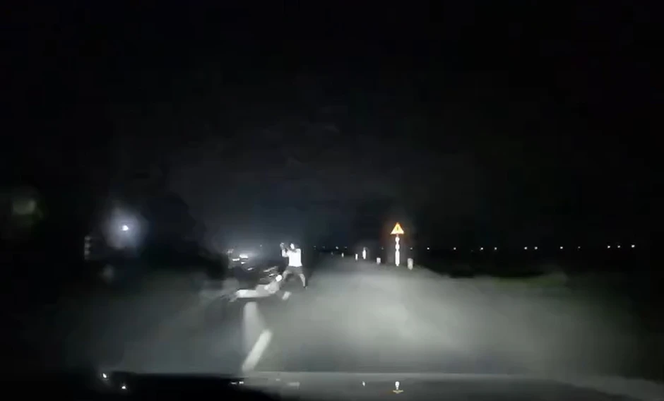 Xác minh clip nhóm thanh niên đi xe máy chặn đầu ô tô trong đêm