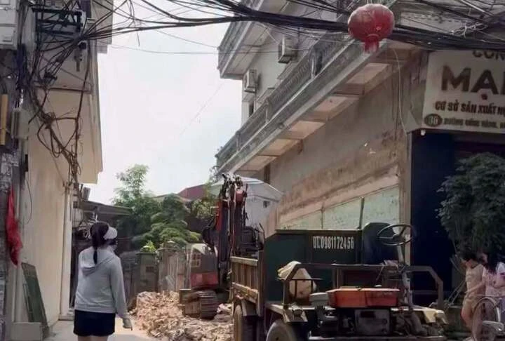 Xác minh clip xịt nước vào công nhân tháo dỡ công trình gây bức xúc tại Hà Nội