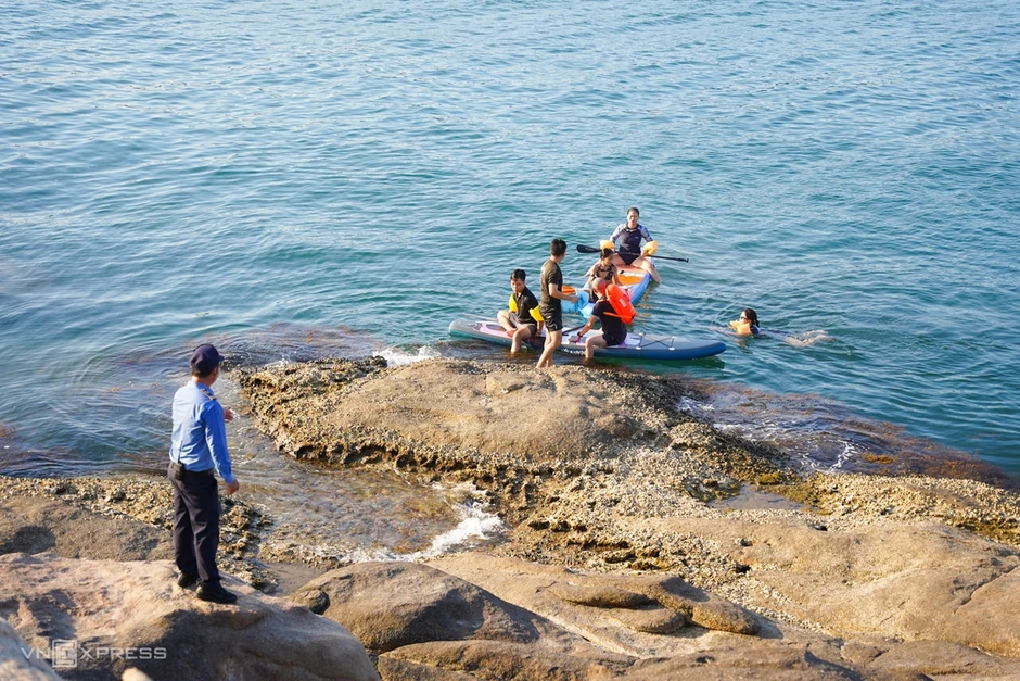 Xác minh nhóm du khách bẻ san hô ở biển Nha Trang Xác minh nhóm du khách bẻ san hô ở biển Nha Trang