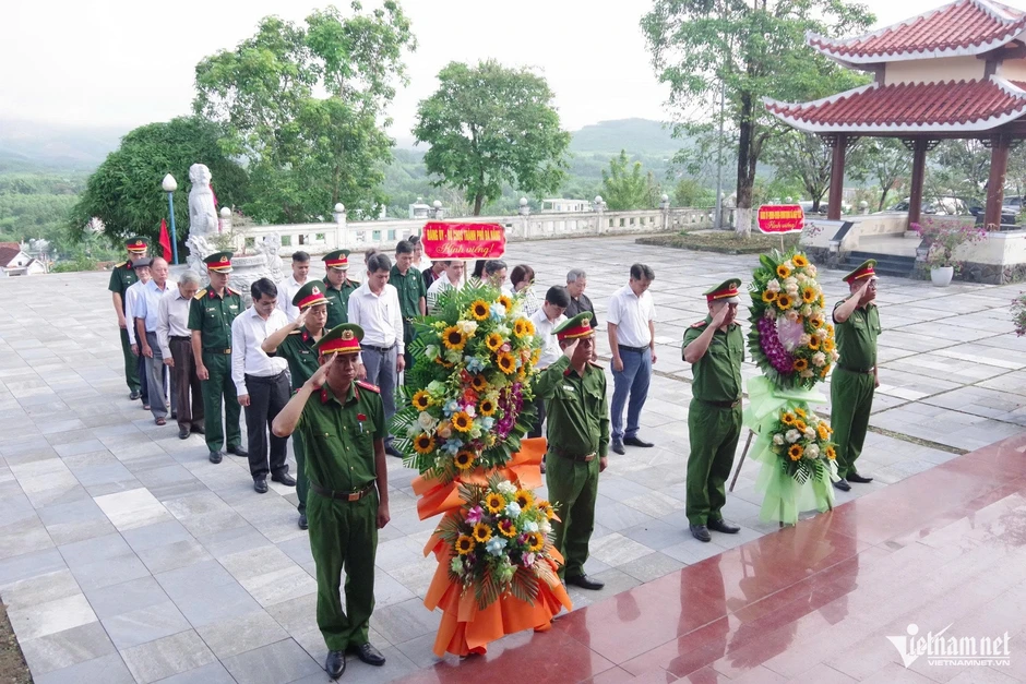 Xác minh thông tin mộ liệt sĩ tập thể trong sân trụ sở Đảng ủy xã