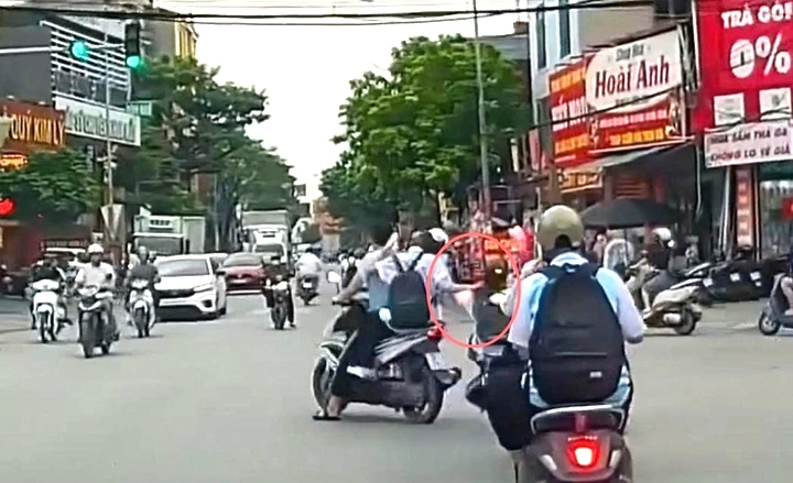 Xác minh vụ nữ sinh Bắc Ninh bị bạn túm tóc kéo ngã trên đường Xác minh vụ nữ sinh Bắc Ninh bị bạn túm tóc kéo ngã trên đường