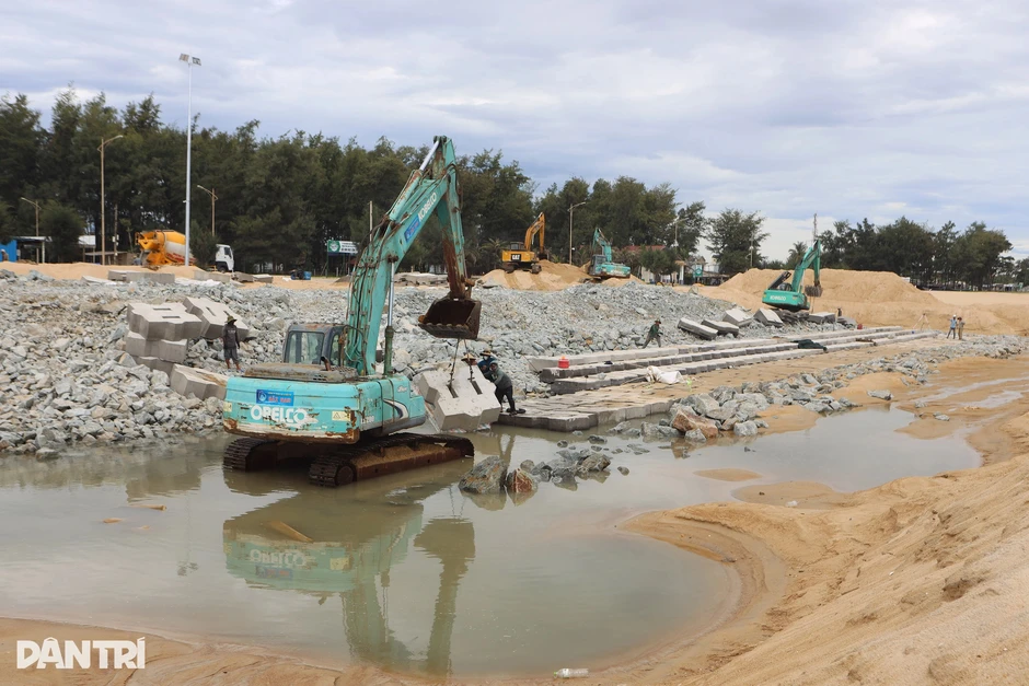 Xây đê ngầm, kè bờ bảo vệ bãi biển du lịch từng tan hoang bởi mưa bão Xây đê ngầm, kè bờ bảo vệ bãi biển du lịch từng tan hoang bởi mưa bão