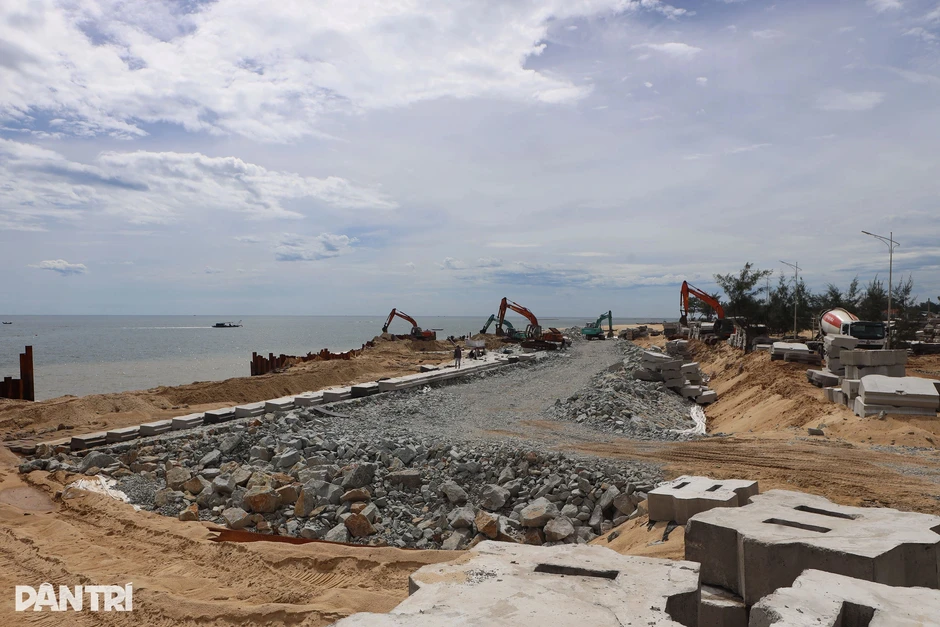 Xây đê ngầm, kè bờ bảo vệ bãi biển du lịch từng tan hoang bởi mưa bão Xây đê ngầm, kè bờ bảo vệ bãi biển du lịch từng tan hoang bởi mưa bão