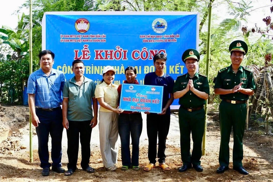 Xây dựng 3 căn nhà đại đoàn kết cho hộ nghèo ở xã biên giới Buôn Đôn Xây dựng 3 căn nhà đại đoàn kết cho hộ nghèo ở xã biên giới Buôn Đôn