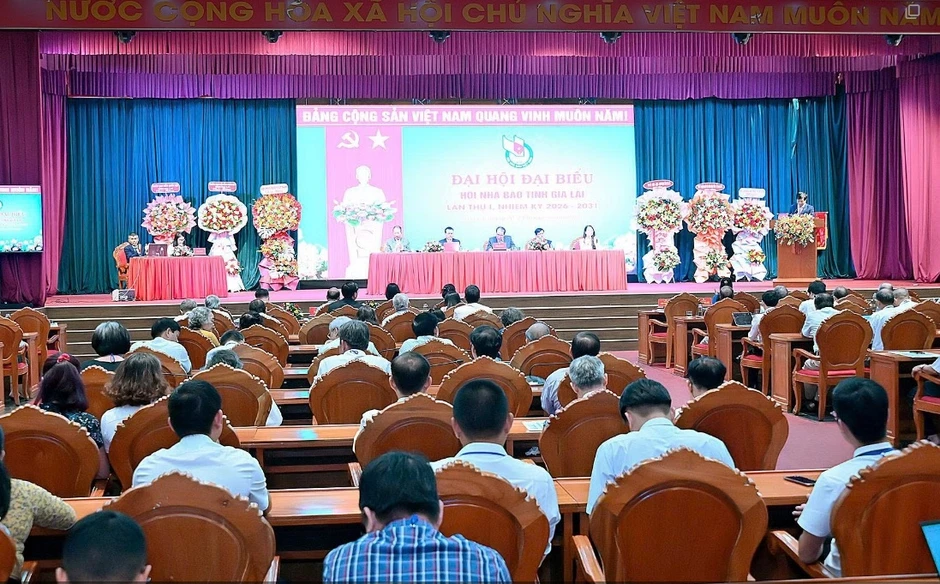 Xây dựng đội ngũ nhà báo xứng đáng là đội xung kích trên mặt trận tư tưởng - văn hóa Xây dựng đội ngũ nhà báo xứng đáng là đội xung kích trên mặt trận tư tưởng - văn hóa