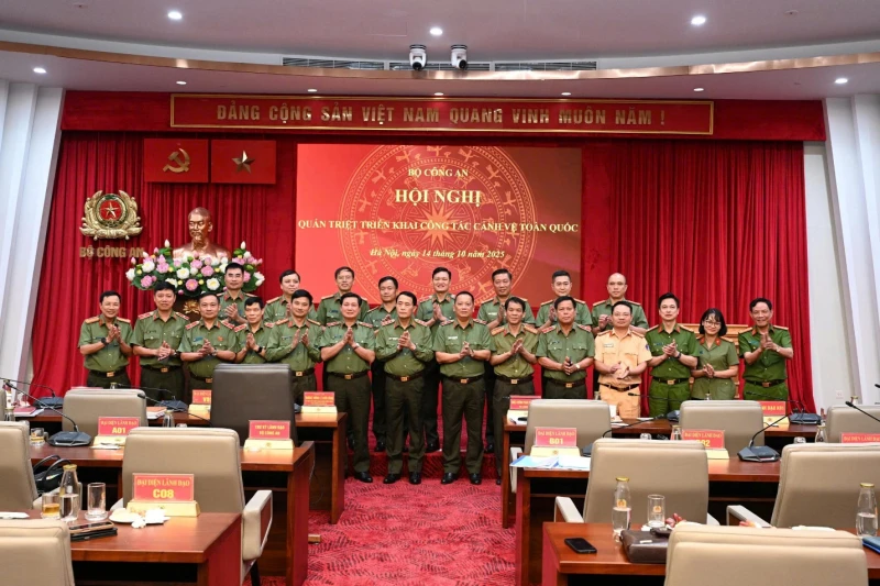 Xây dựng lực lượng tham mưu Cảnh vệ chuyên sâu, tinh, gọn, mạnh, đáp ứng yêu cầu, nhiệm vụ trong kỷ nguyên mới Xây dựng lực lượng tham mưu Cảnh vệ chuyên sâu, tinh, gọn, mạnh, đáp ứng yêu cầu, nhiệm vụ trong kỷ nguyên mới