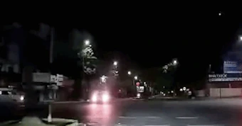 Xe 16 chỗ tông taxi lật ngửa, nhiều người bị thương, có trẻ em