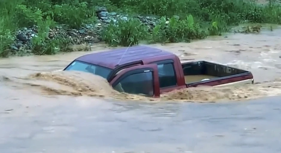 Xe bán tải bị lũ cuốn, nam tài xế nhanh trí thoát nạn trong tích tắc Xe bán tải bị lũ cuốn, nam tài xế nhanh trí thoát nạn trong tích tắc