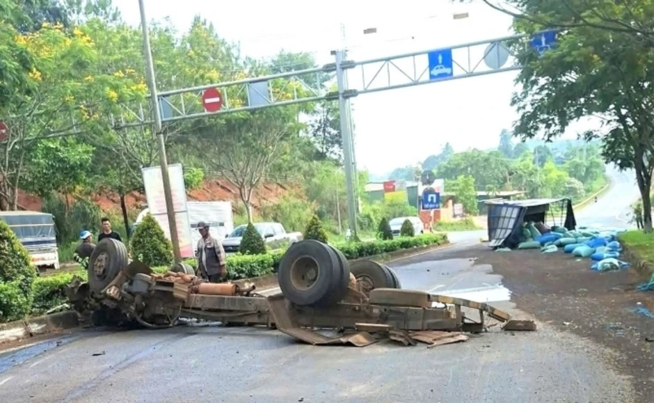 Xe ben chở đá đè chết nữ tài xế ôtô 4 chỗ Xe ben chở đá đè chết nữ tài xế ôtô 4 chỗ