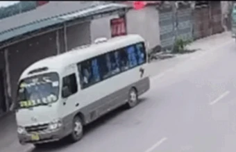 Xe ben tông ôtô chở học sinh, đẩy xa 30 m