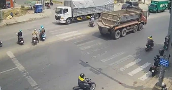 Xe ben va chạm xe máy trên Quốc lộ 13, cô gái tử vong tại chỗ