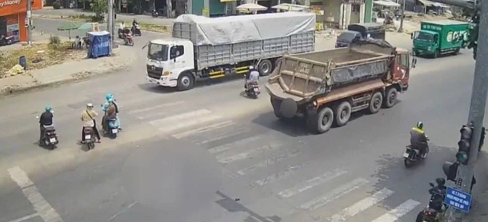 Xe ben va chạm xe máy trên Quốc lộ 13, cô gái tử vong tại chỗ Xe ben va chạm xe máy trên Quốc lộ 13, cô gái tử vong tại chỗ