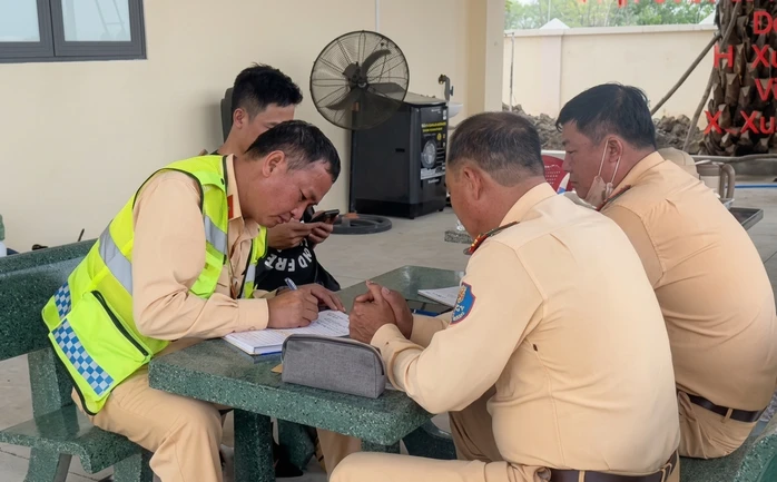Xe bị tước phù hiệu vẫn ngang nhiên chạy trên cao tốc TPHCM - Dầu Giây Xe bị tước phù hiệu vẫn ngang nhiên chạy trên cao tốc TPHCM - Dầu Giây